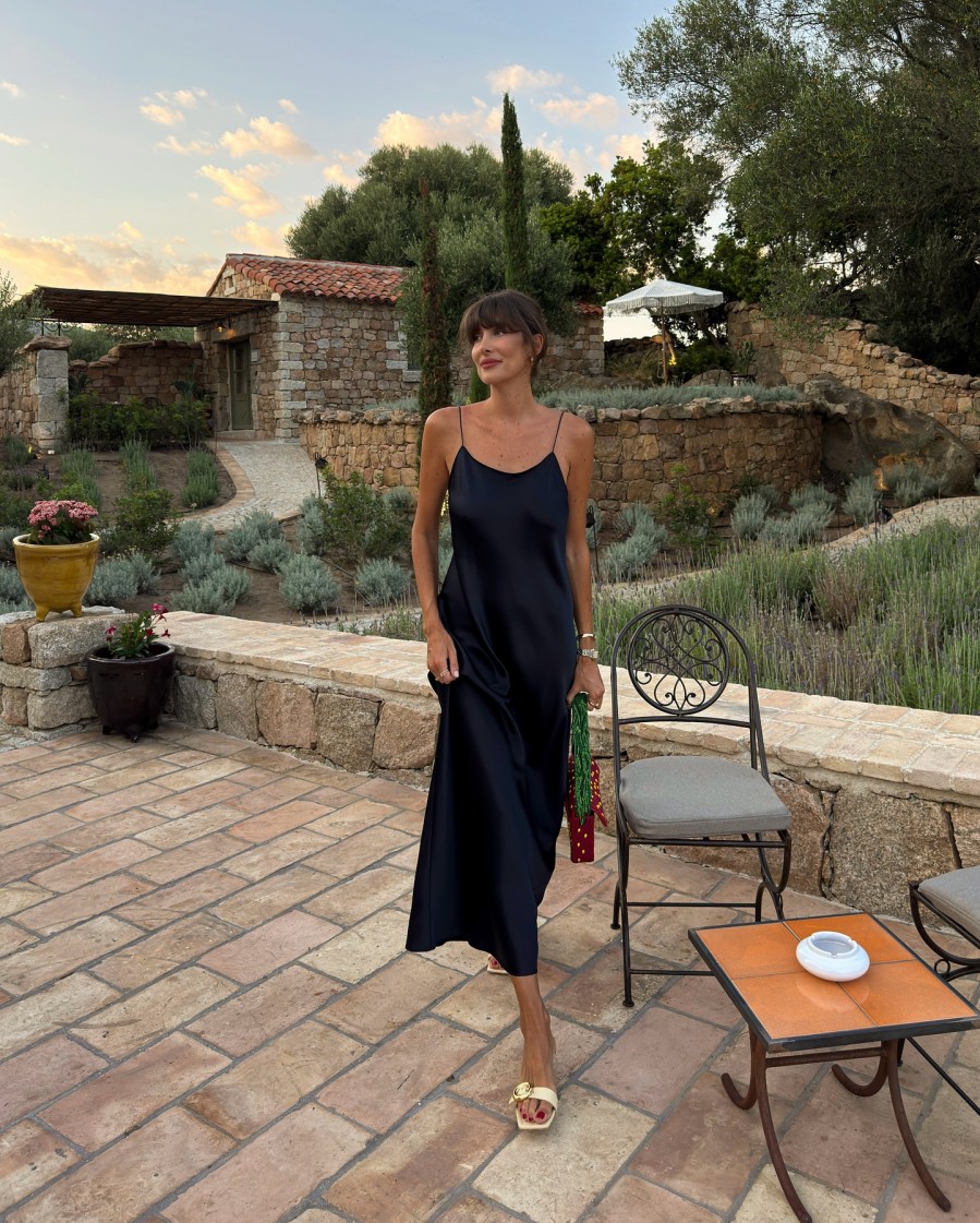 Chất liệu lụa có độ rủ tự nhiên, giúp trang phục trông nhẹ nhàng và nữ tính mà không cần nhiều chi tiết trang trí.