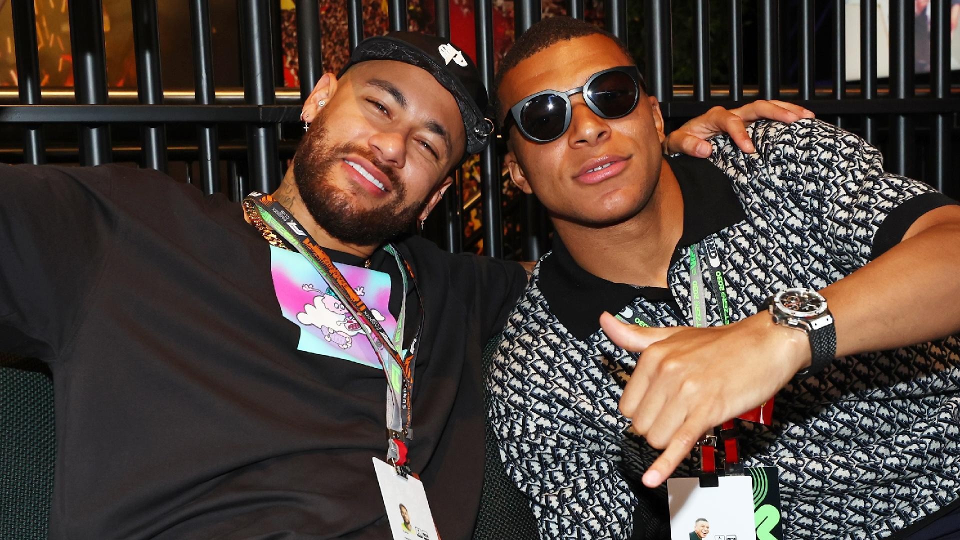 Cầu thủ không chỉ đá bóng mà còn tạo trend.