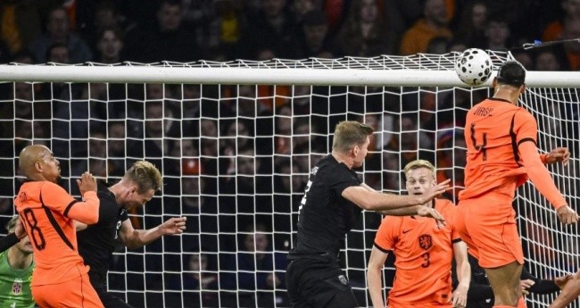 Van Dijk đánh đầu tung lưới Na Uy.