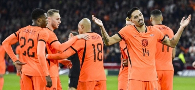 Hà Lan thắng Na Uy 2-1.