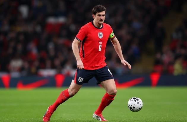 Maguire vinh dự được đeo băng thủ quân ĐT Anh.