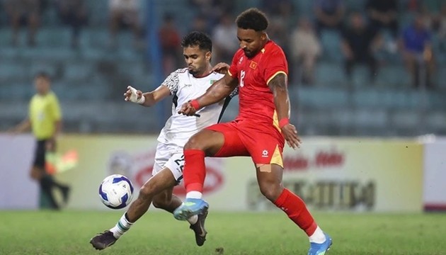 HLV Kim Sang-sik kiên nhẫn với Xuân Son.