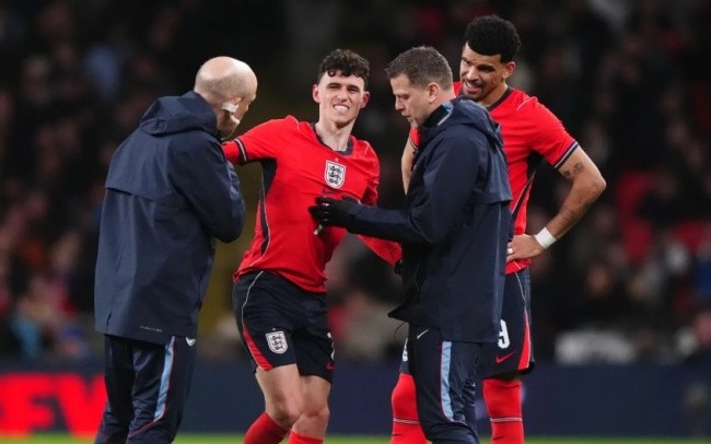 Foden dính chấn thương sau va chạm với Araujo.