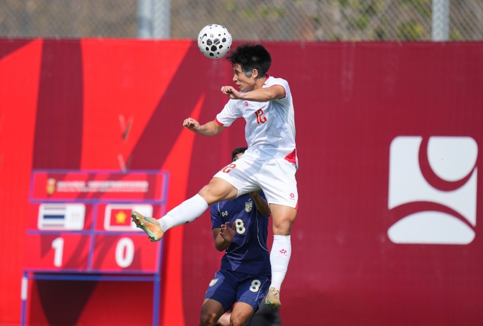 U23 Việt Nam tỏ ra bế tắc trướng hàng thủ của U23 Thái Lan. Ảnh: Changsuek.