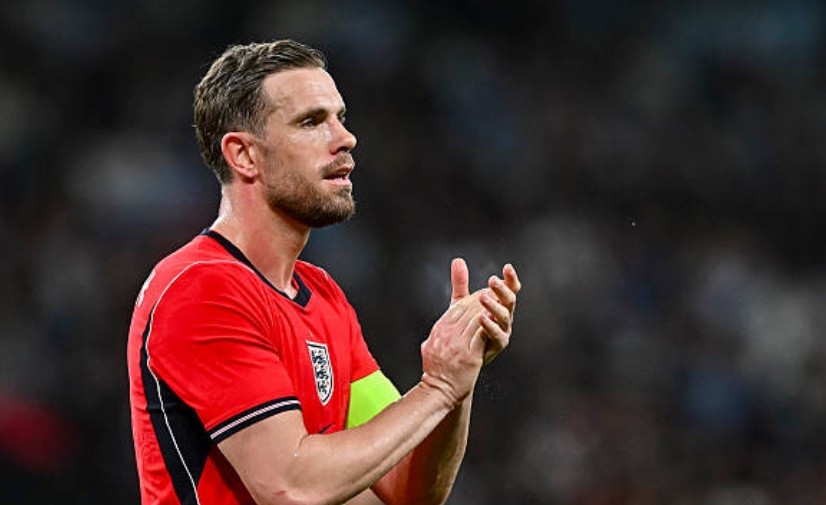 Henderson bênh vực Ben White khi chứng kiến NHM la ó ngôi sao Arsenal.