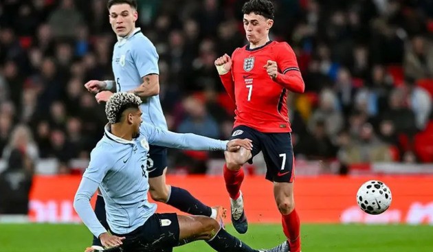 Foden may mắn không chấn thương nặng sau pha bóng này.