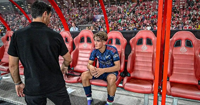 Dowman được khuyên nên rời Arsenal.