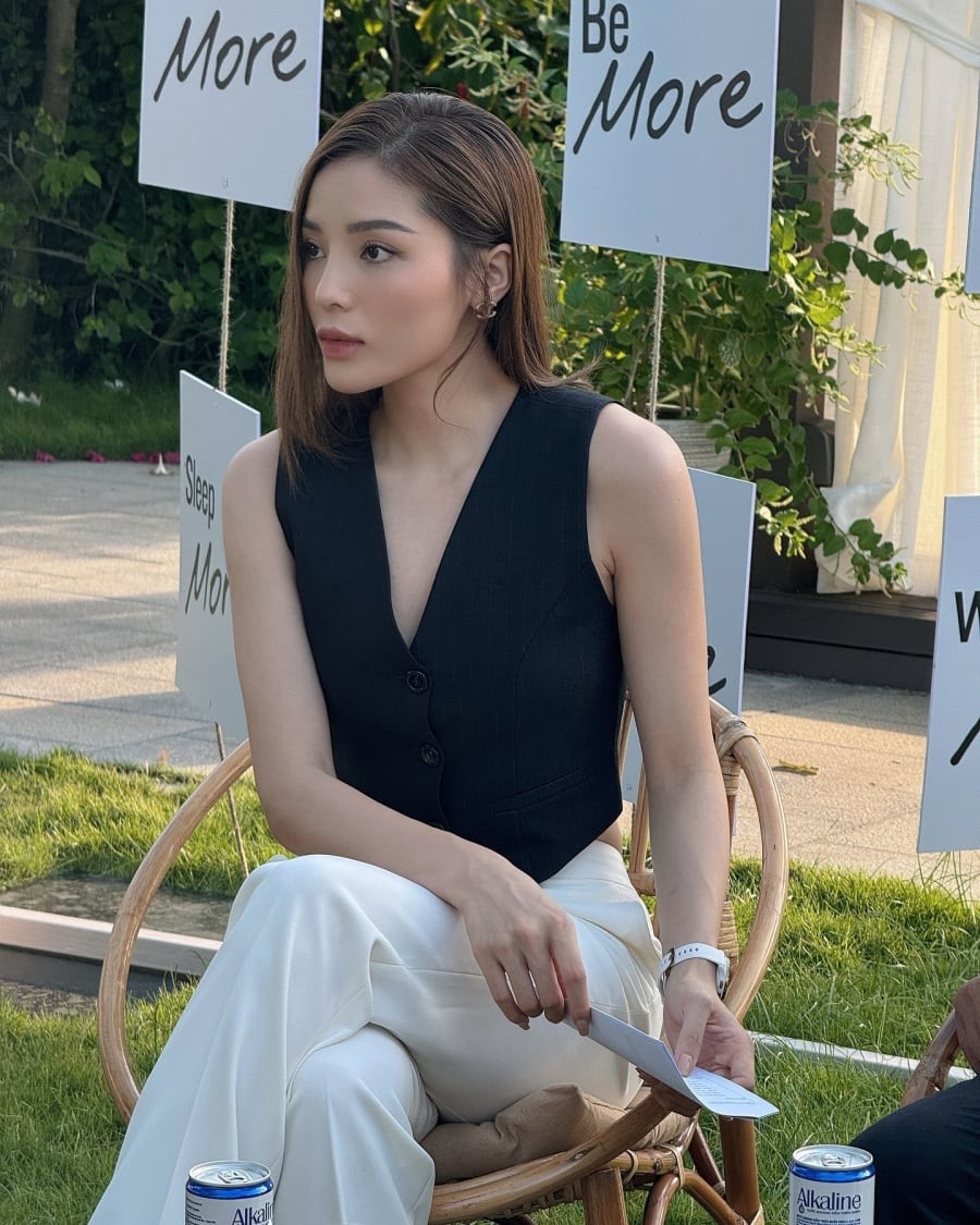 Giày cao gót hoặc sandal đơn giản là những lựa chọn phù hợp để hoàn thiện trang phục theo hướng hiện đại.