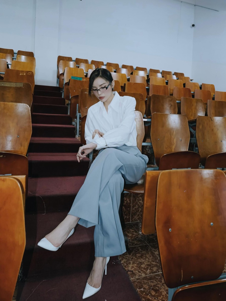 Áo sơ mi trắng phối cùng quần âu xám là lựa chọn lý tưởng cho những dịp cần sự trang nhã