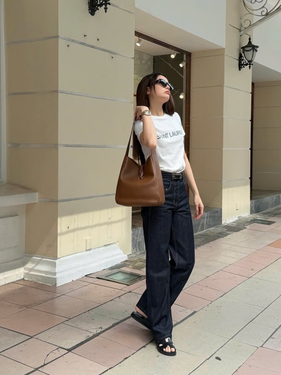  Các phụ kiện như túi xách tông nâu hoặc dép lê màu trung tính góp phần hoàn thiện set đồ theo hướng tối giản nhưng vẫn có gu.