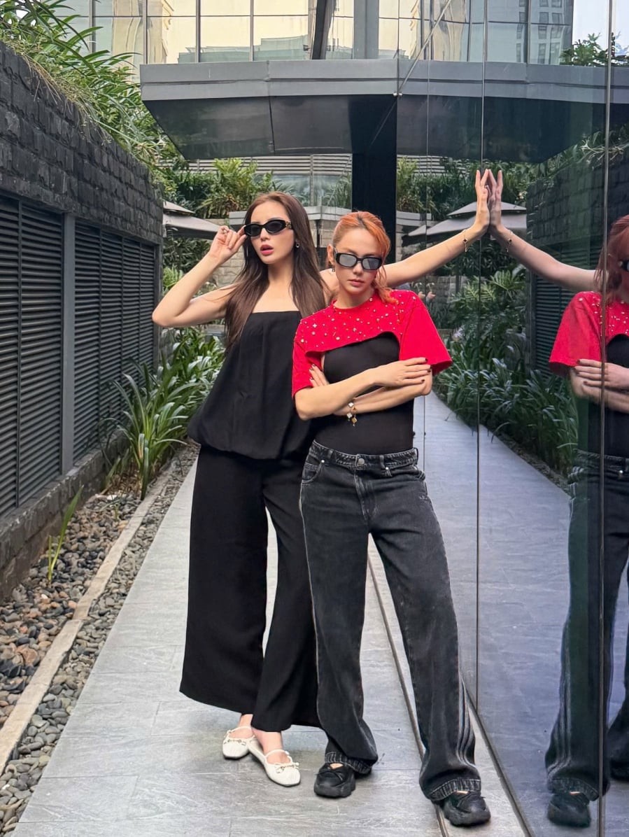 Tông màu đen tuy đơn giản nhưng vẫn tạo được sự cuốn hút nhờ thiết kế thoáng và đường cắt gọn gàng