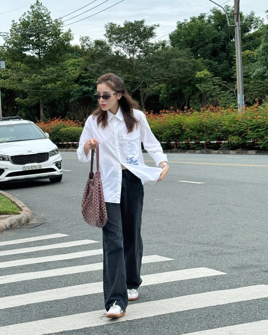 Đây là lựa chọn phù hợp cho những buổi dạo phố hoặc khi cần một outfit vừa tiện dụng vừa nổi bật.