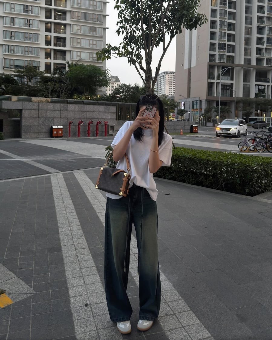 Cách sơ vin một phần phía trước giúp cải thiện tỷ lệ cơ thể mà vẫn giữ được nét phóng khoáng.