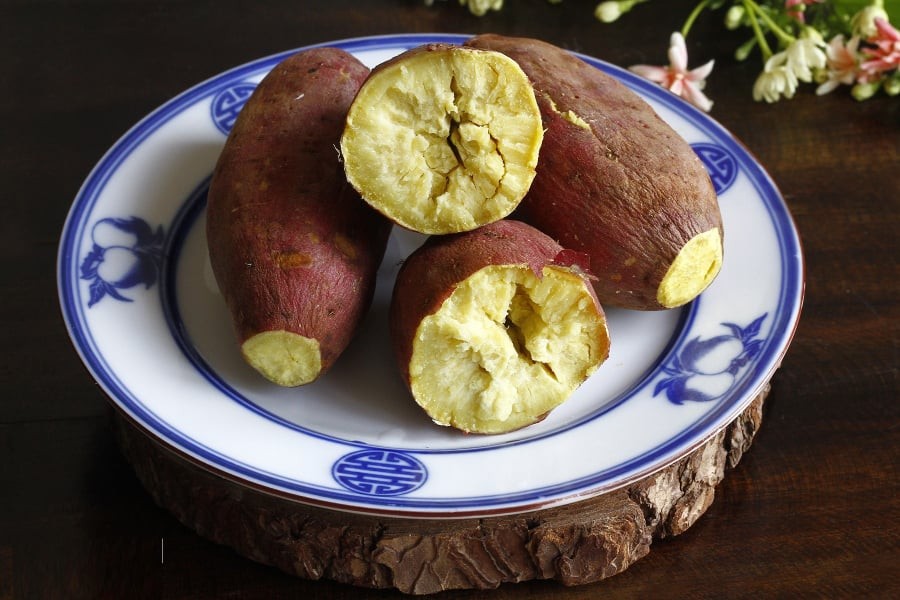 Khoai lang không chỉ rẻ mà còn là thực phẩm rất tốt cho sức khỏe. Giàu chất xơ, vitamin A và các chất chống oxy hóa, khoai lang giúp cải thiện hệ tiêu hóa, hỗ trợ giảm cân và làm đẹp da.

