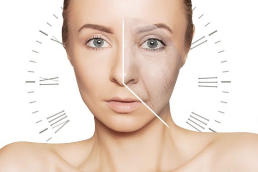 Theo thời gian, quá trình sản sinh collagen và elastin suy giảm khiến cấu trúc da yếu đi, dẫn đến tình trạng lỗ chân lông ngày càng rõ. 