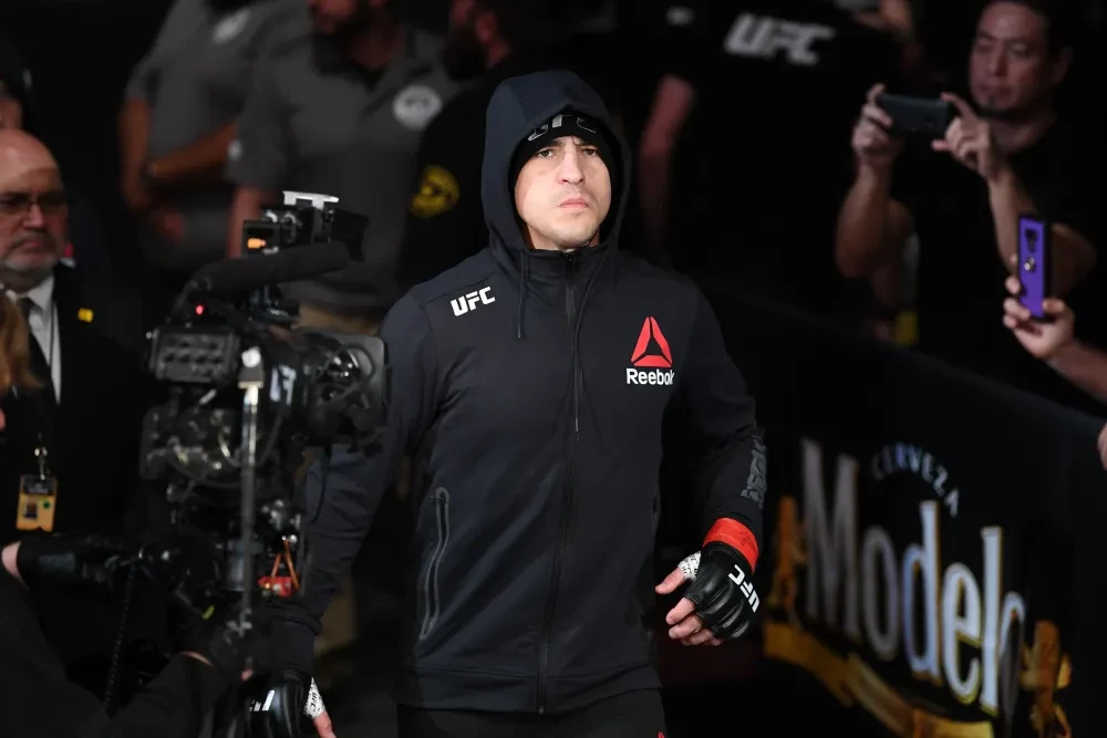 Diego Sanchez chuẩn bị bước vào lồng bát giác tại sự kiện UFC Fight Night ở Rio Rancho, New Mexico.