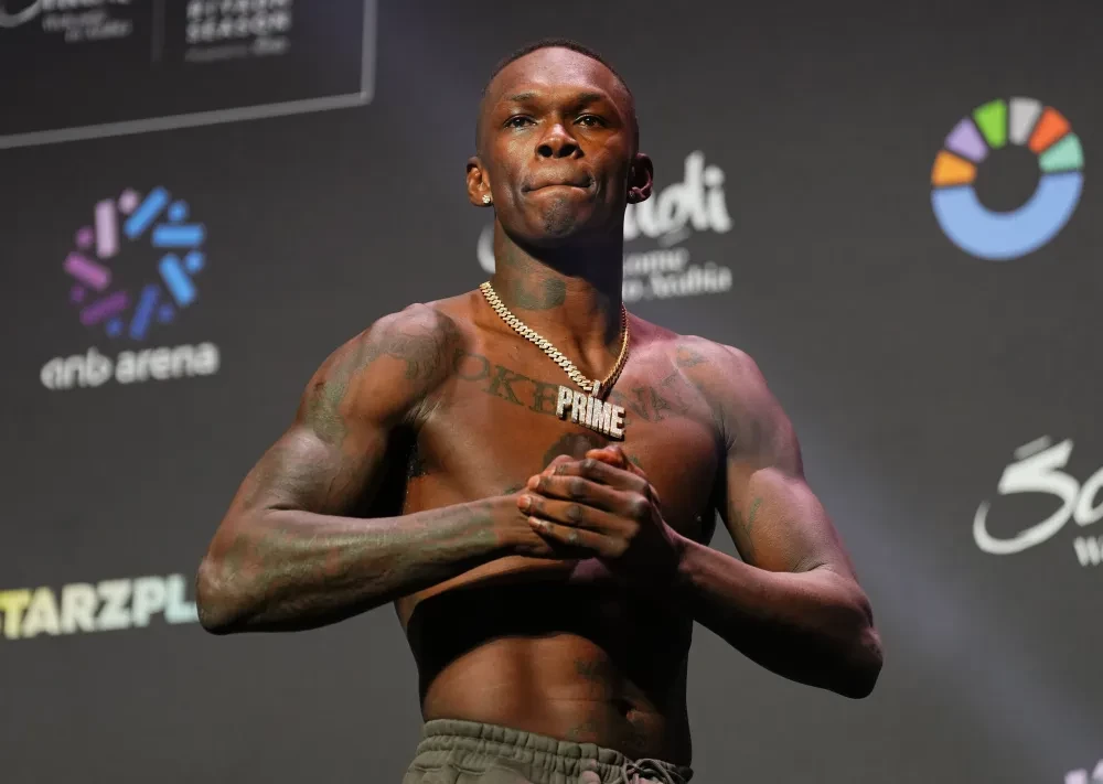 Israel Adesanya tại buổi cân thử nghi thức UFC