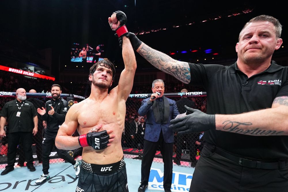 Movsar Evloev ăn mừng chiến thắng trước Lerone Murphy tại UFC London