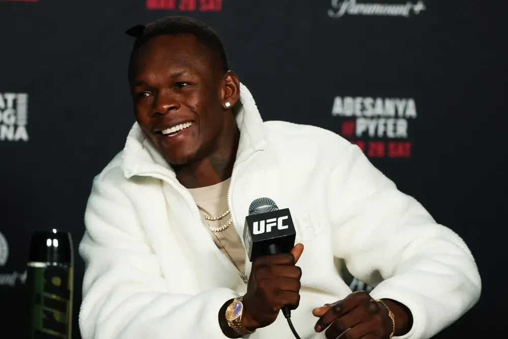 Israel Adesanya và Joe Pyfer đối mặt tại buổi cân ký