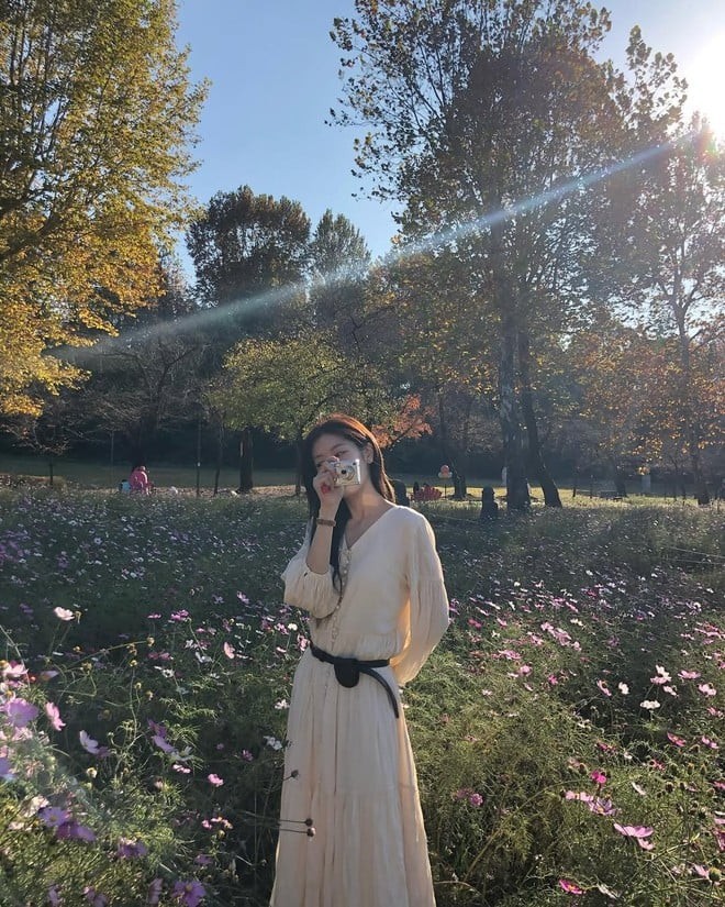 Những chi tiết nhỏ này góp phần định hình vóc dáng gọn gàng và giúp trang phục trông tươi mới hơn.