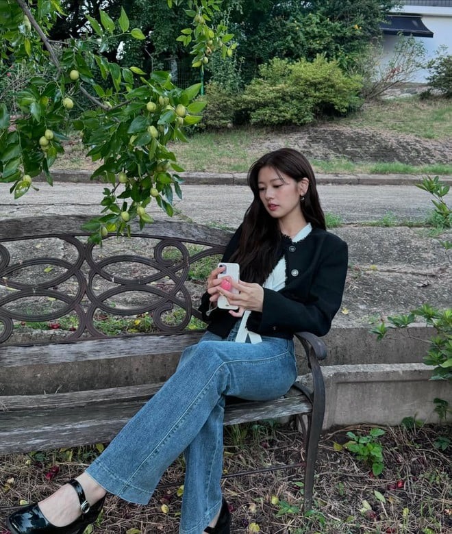  Trong những chuyến đi, Jung So Min ưu tiên các thiết kế tiện lợi như quần jeans để dễ dàng di chuyển.