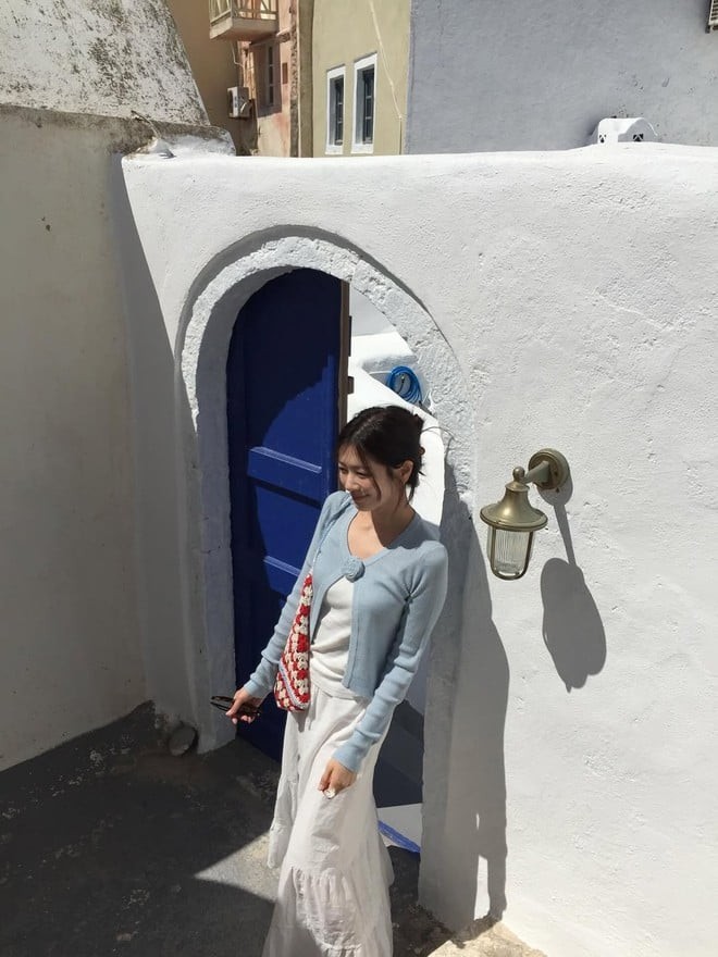 Sự linh hoạt trong cách phối giúp trang phục không bị lặp lại mà vẫn giữ được nét thanh lịch.