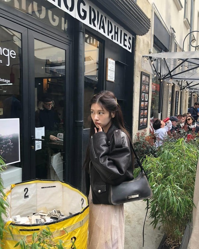 Để cân bằng giữa sự nữ tính và cá tính, Jung So Min thường thêm vào những item như áo khoác da. 