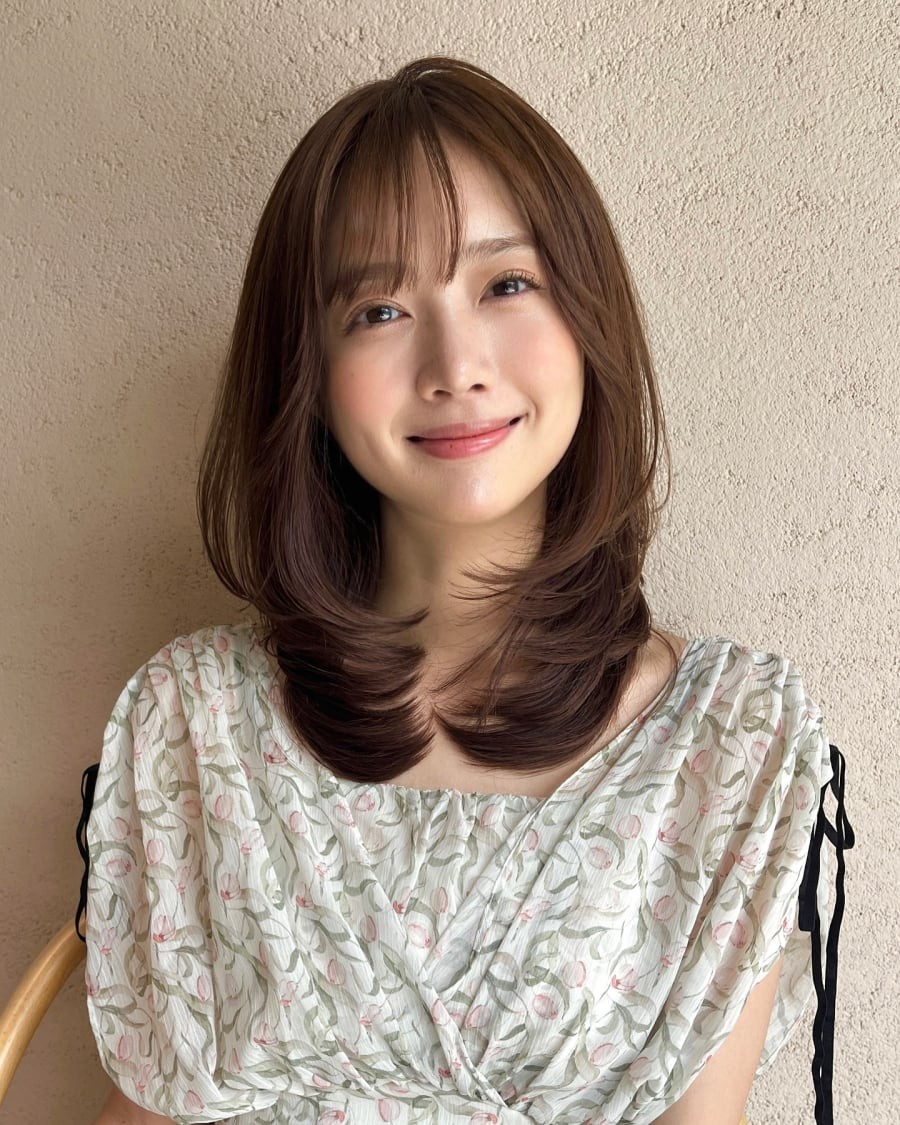 Tóc layer ngang vai là kiểu tóc quen thuộc nhờ tính linh hoạt và dễ phù hợp với nhiều khuôn mặt.