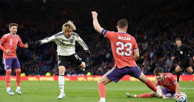 Ito Junya tả xung hữu đột trước vòng vây các cầu thủ Scotland.