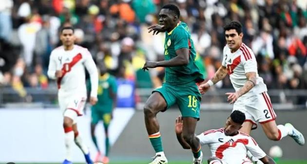 Senegal giành chiến thắng thuyết phục trước Peru sau khi bị tước cúp vô địch AFCON.