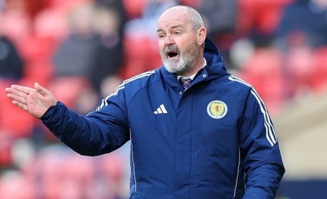 HLV Steve Clarke phàn nàn về một số CĐV Scotland.