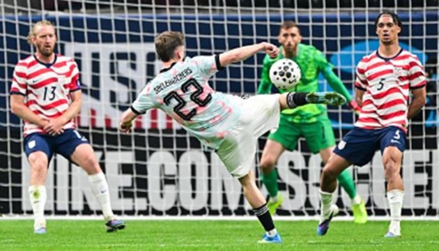 Hàng thủ tuyển Mỹ đã mắc nhiều sai lầm.