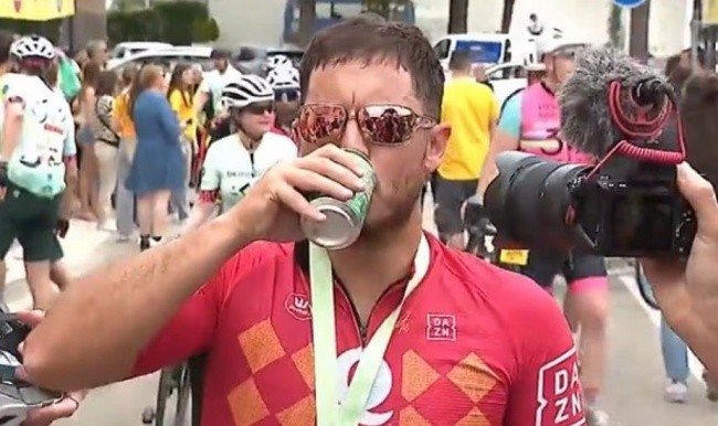 Hazard uống bia sau khi kết thúc chặng đua.