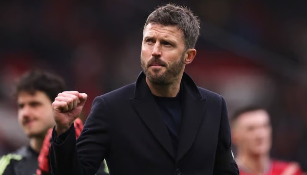 Michael Carrick và bài toán bổ sung hàng tiền vệ MU hè 2026.