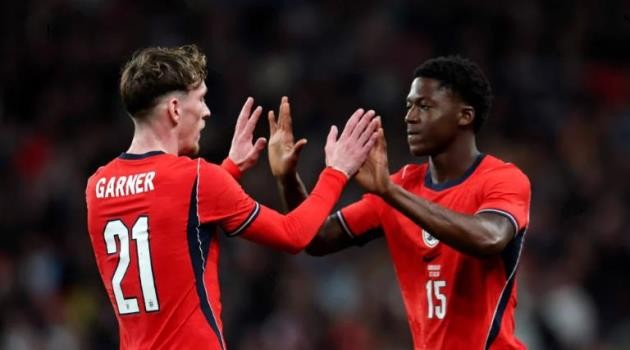 Mainoo được tung vào sân thay Garner.