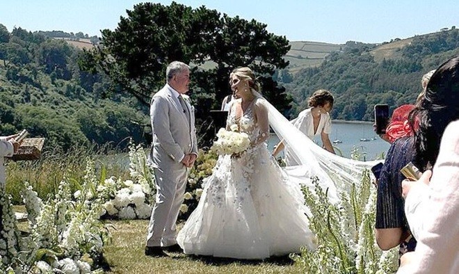 Richard Keys và người vợ trẻ.