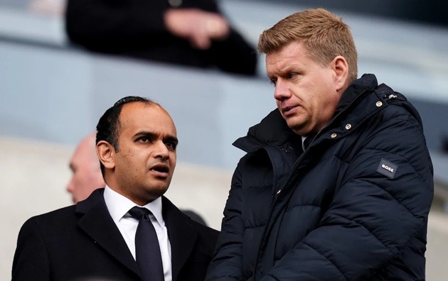 Người hâm mộ đang đổ lỗi cho Lange (phải) và Venkatesham (trái)