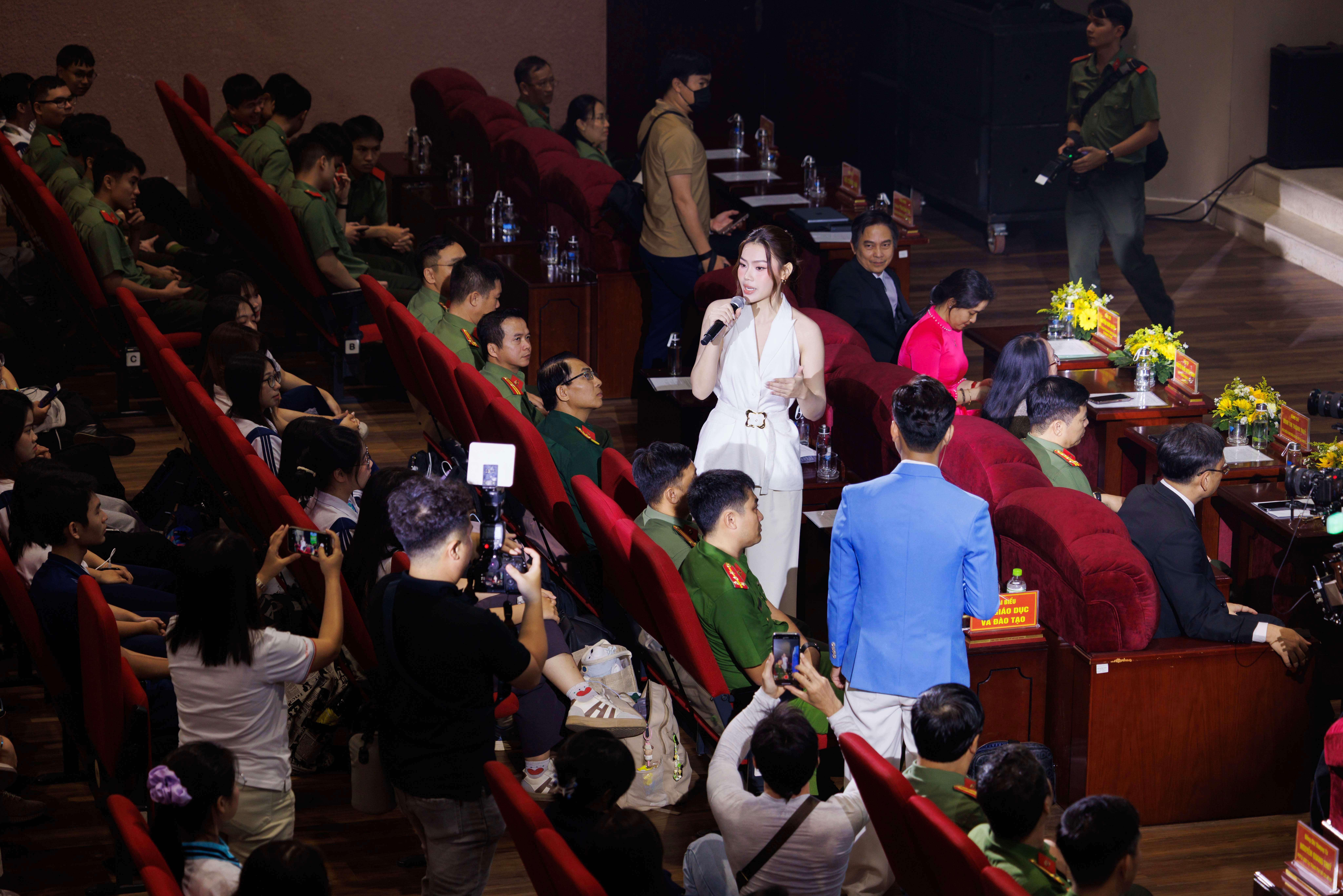 Á hậu Cẩm Ly.jpg