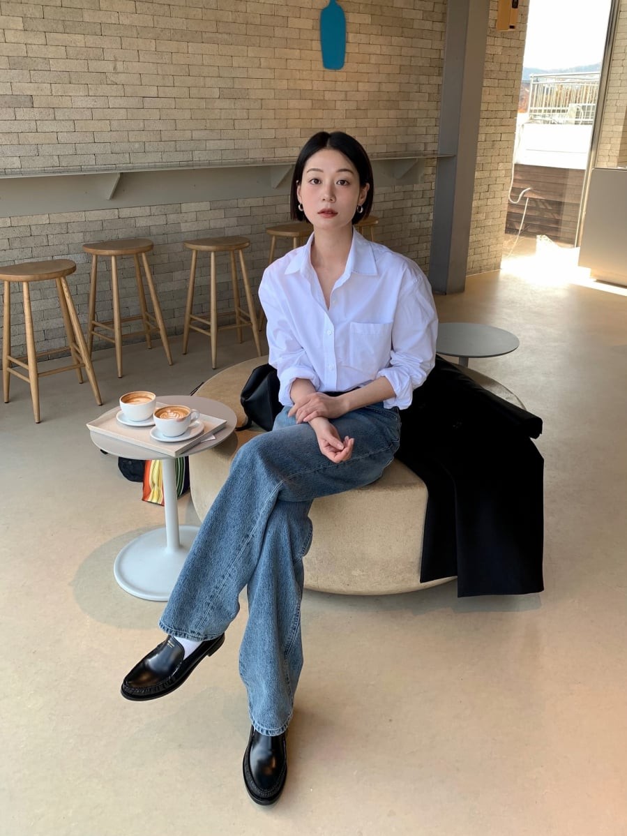 Phom dáng trở nên gọn gàng hơn, phần đế được tinh chỉnh mỏng nhẹ nhằm phù hợp với thời tiết nóng, mang lại cảm giác linh hoạt khi di chuyển.