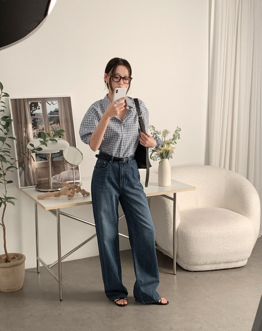 Thay vì tập trung vào chi tiết trang trí, các mẫu sandal năm nay chú trọng vào cấu trúc gọn gàng và sự tinh tế trong từng đường cắt.