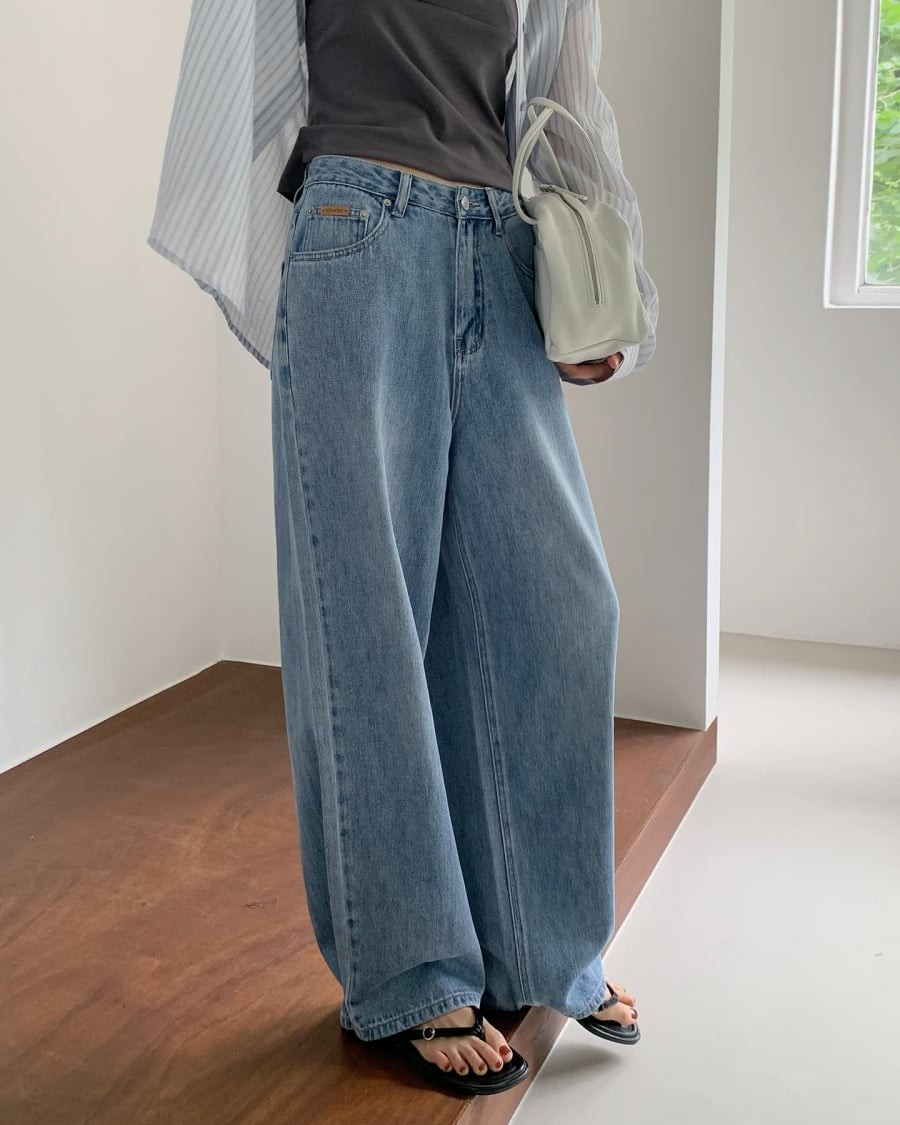 Trong mùa hè 2026, thiết kế này được nâng cấp đáng kể với chất liệu da, phần đế vuông hoặc đế dày hơn nhằm tăng độ chắc chắn và cảm giác thoải mái khi sử dụng.