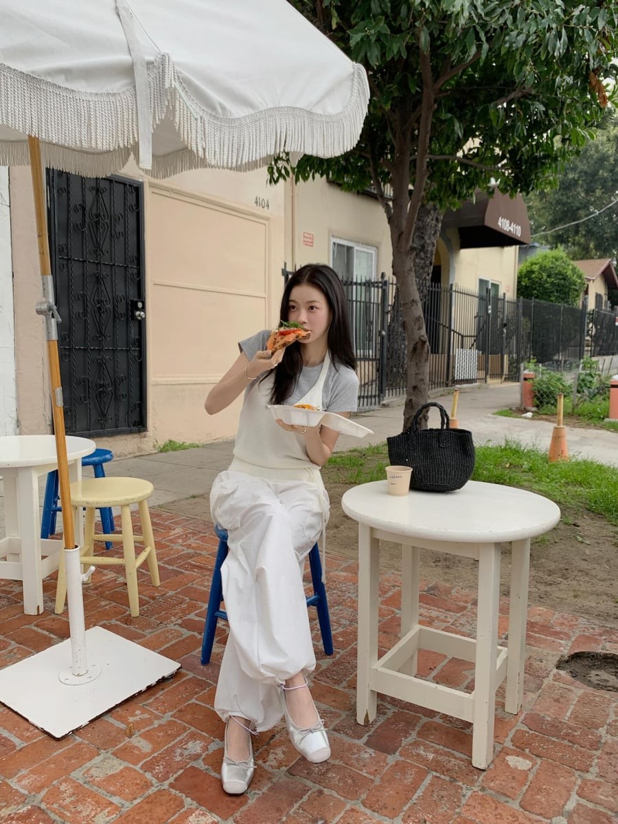 Tông màu chủ đạo vẫn xoay quanh các gam trung tính hoặc pastel nhẹ, dễ dàng kết hợp với nhiều kiểu trang phục như váy midi, chân váy chữ A