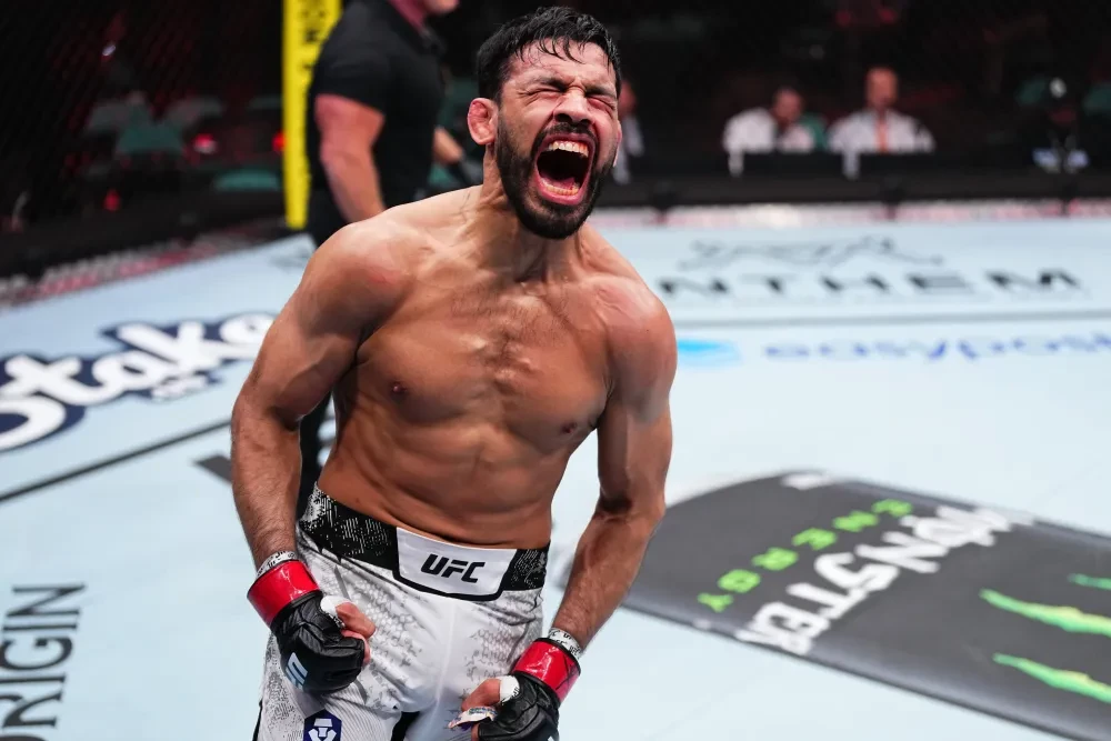Julio Arce trong trận đấu với Herbert Burns tại UFC Fight Night.