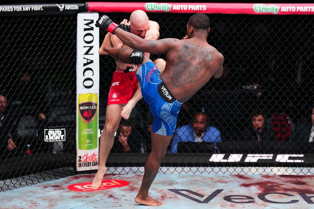 Terrance McKinney tung cú đá tầm cao vào Kyle Nelson tại UFC Seattle