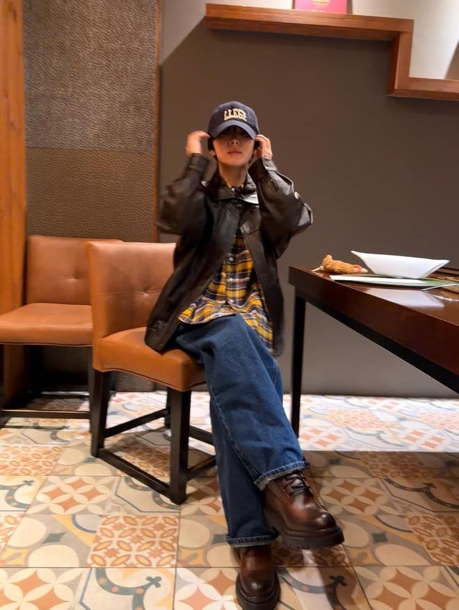 Phong cách thường ngày của Song Hye Kyo xoay quanh những món đồ quen thuộc như áo sơ mi, quần jeans hay áo khoác da. 