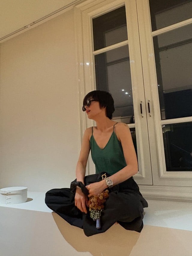 Khi lựa chọn áo hai dây phối cùng quần ống rộng, tổng thể trang phục trở nên năng động và hiện đại hơn. 