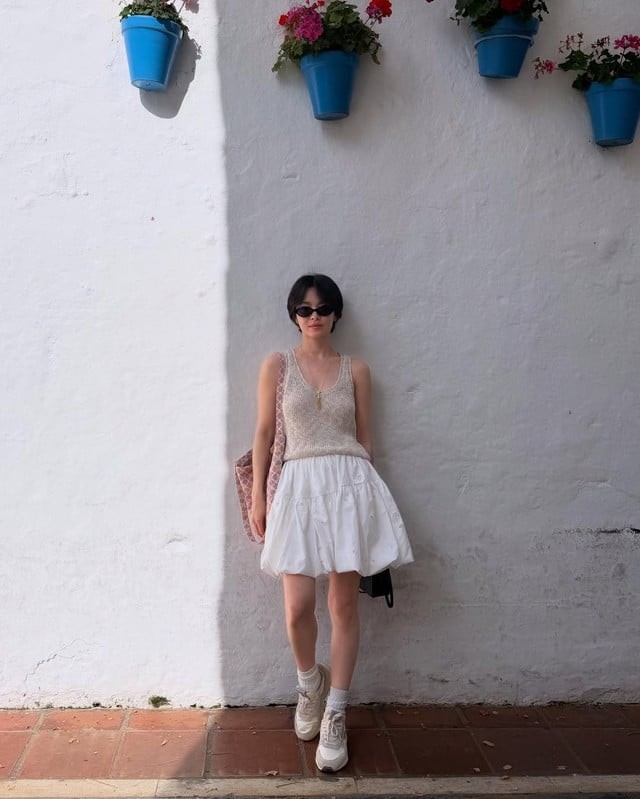 Cách kết hợp này mang đến cảm giác nhẹ nhàng, nữ tính nhưng vẫn giữ được nét trẻ trung. 