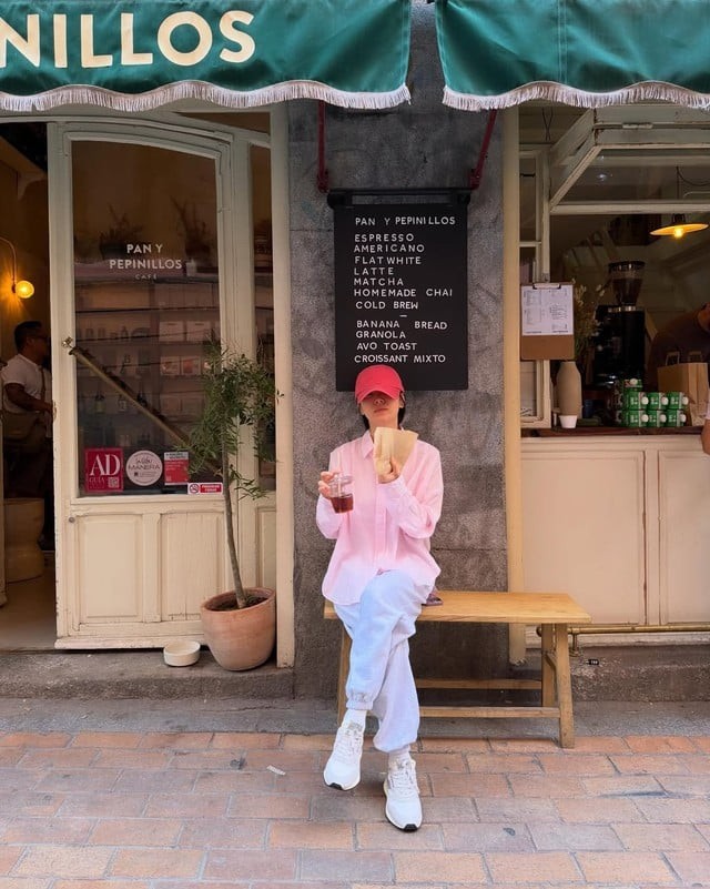 Sự kết hợp giữa các gam màu tươi sáng giúp diện mạo thêm phần sinh động mà không gây cảm giác rối mắt.