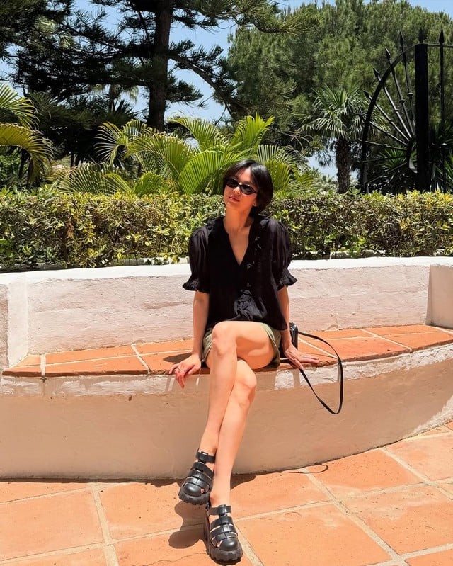 Công thức này mang lại sự thoải mái nhưng vẫn đảm bảo yếu tố thời trang, tạo nên hình ảnh năng động và trẻ trung.