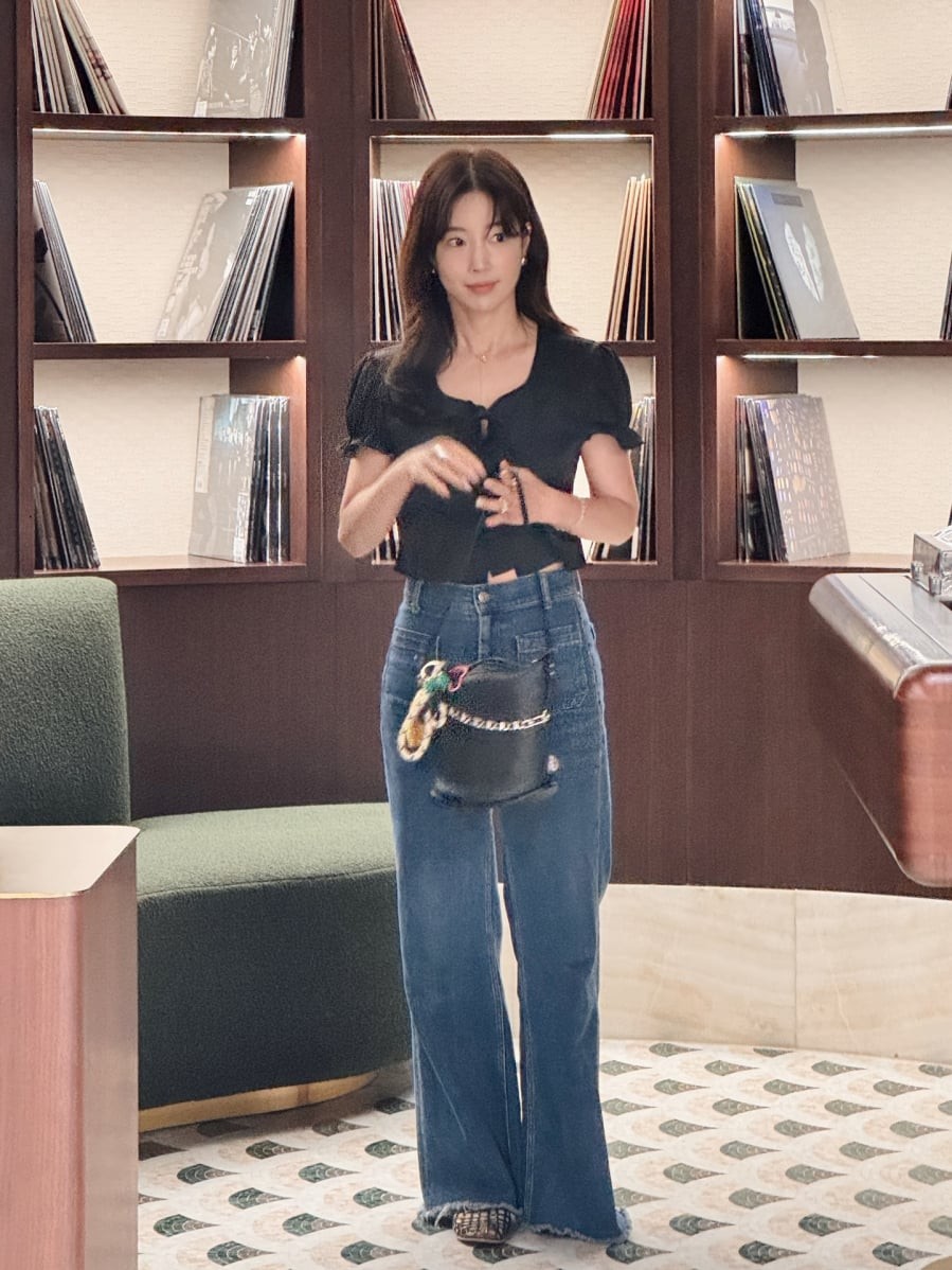 Khi kết hợp cùng quần jeans, tổng thể trang phục trở nên cân bằng giữa sự dịu dàng và nét năng động